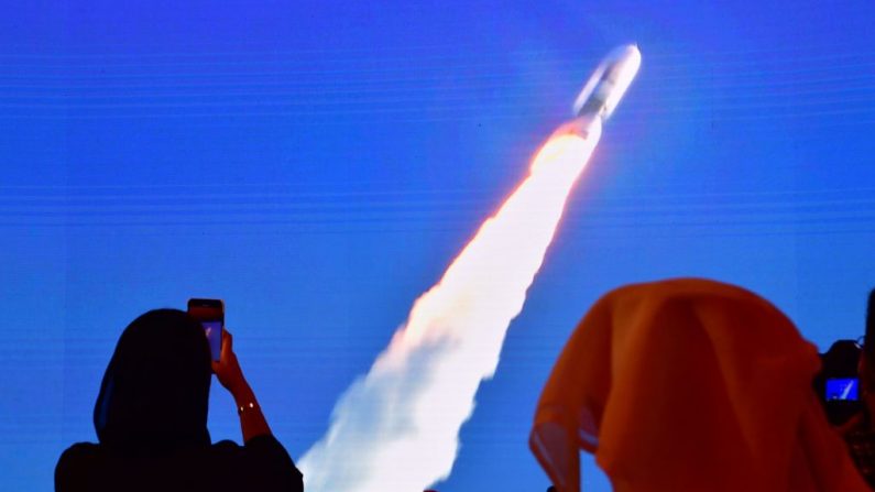 Una imagen tomada el 19 de julio de 2020, muestra una pantalla que transmite el lanzamiento de la sonda Marte "Hope" en el Centro Espacial Mohammed Bin Rashid en Dubái (los Emiratos Árabes Unidos). (Foto de GIUSEPPE CACACE/AFP vía Getty Images)