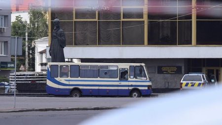 Un hombre con explosivos secuestra autobús con unas 20 personas en Ucrania