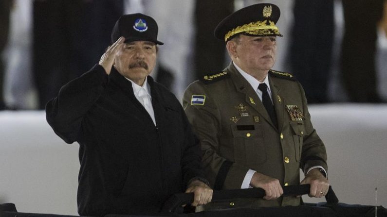 En la imagen, el líder de Nicaragua, Daniel Ortega (i), junto al jefe del Ejército de Nicaragua, general Julio César Avilés (d). EFE/Jorge Torres/Archivo