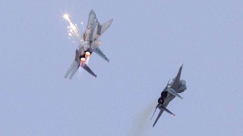 Dos aviones de combate F-15 de la Fuerza Aérea israelí en acción. EFE/JIM HOLLANDER/Archivo