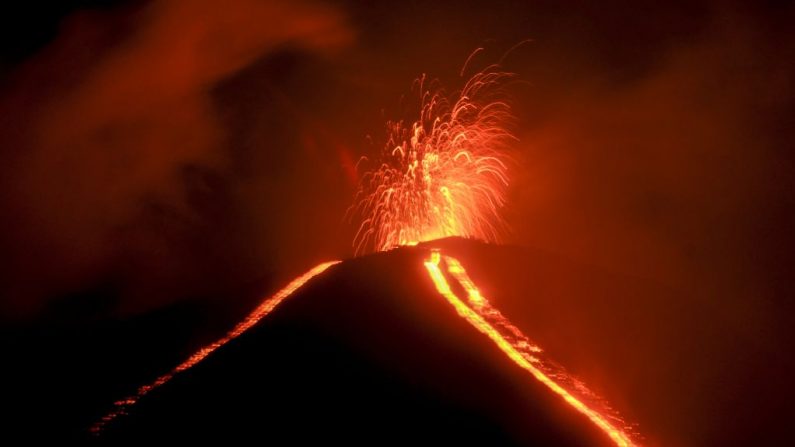 El volcán de Pacaya, visto desde la aldea de Rodeo en el municipio de San Vicente Pacaya, a unos 45 km al sur de la ciudad de Guatemala, entra en erupción el 20 de junio de 2020. (Johan Ordonez/AFP vía Getty Images)