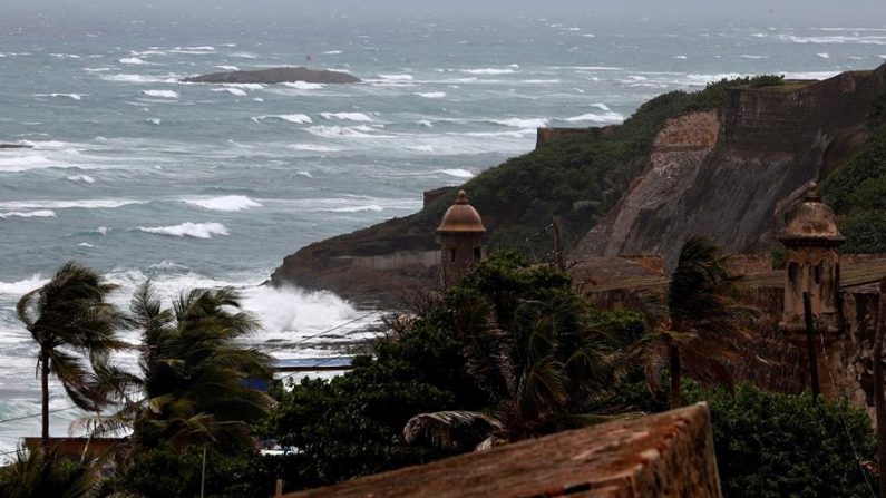 Registro el 29 de julio de 2020 del fuerte oleaje, previo a la llegada del ciclón 9, al golpear sobre las murallas de San Juan (Puerto Rico). EFE/Thais Llorca