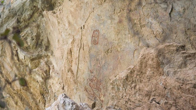 Vista el 2 de julio de 2020, de un fragmento de una pintura rupestre en la comunidad de Santa María Mixtequilla, en el estado de Oaxaca (México). EFE/Luis Villalobos
