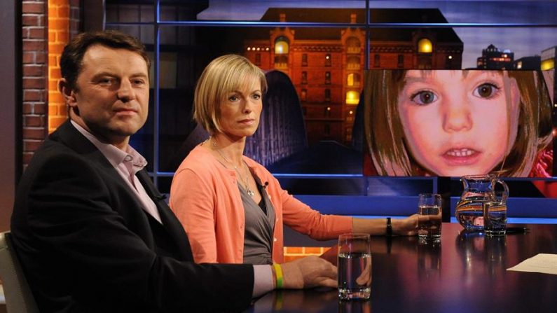 Los padres de la niña desaparecida, Madeleine McCann (der.-en pantalla), Kate (centro) y Gerry (izq.), durante la grabación de un programa de televisión en Alemania. (EFE/MARCUS BRANDT/Archivo)