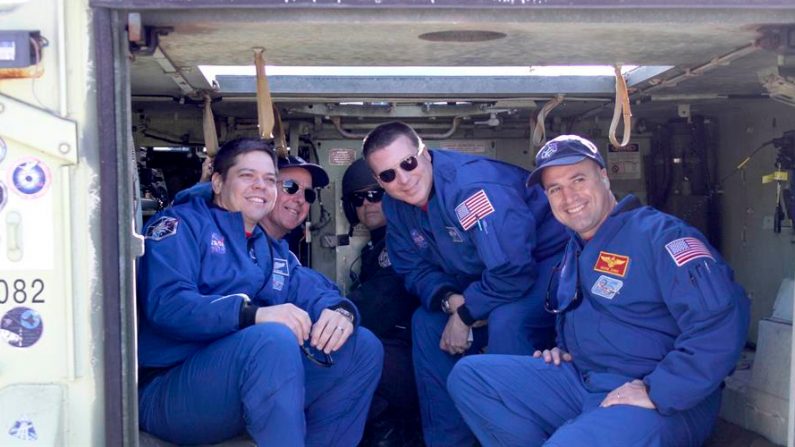 El jefe de la misión STS-130, George Zamka (d), el piloto Terri Virts y los especialistas de Misión Steve Robinson y Bob Behnken posan para una foto dentro del tanque de escape M-113 en el Centro Espacial Kennedy en Cabo Cañaveral, Florida, Estados Unidos. EFE/Gary I Rothstein/Archivo