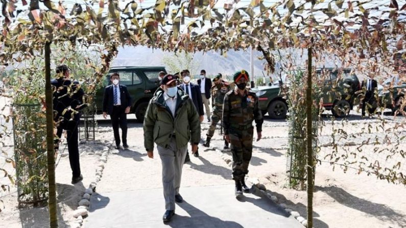 El primer ministro indio, Narendra Modi, visitó el 3 de julio de 2020 por sorpresa la región noroccidental de Ladakh, donde el pasado 15 de junio se produjo un grave choque fronterizo con China en el que murieron al menos 20 soldados indios. EFE/EPA/INDIA PRESS