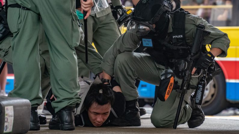 Un hombre está siendo arrestado por la policía antidisturbios durante una manifestación contra la nueva ley de seguridad nacional el 1 de julio de 2020 en Hong Kong, China. Hong Kong marca el 23º aniversario de su entrega a China el 1 de julio después de que Beijing impusiera la nueva ley de seguridad nacional. (Anthony Kwan/Getty Images)