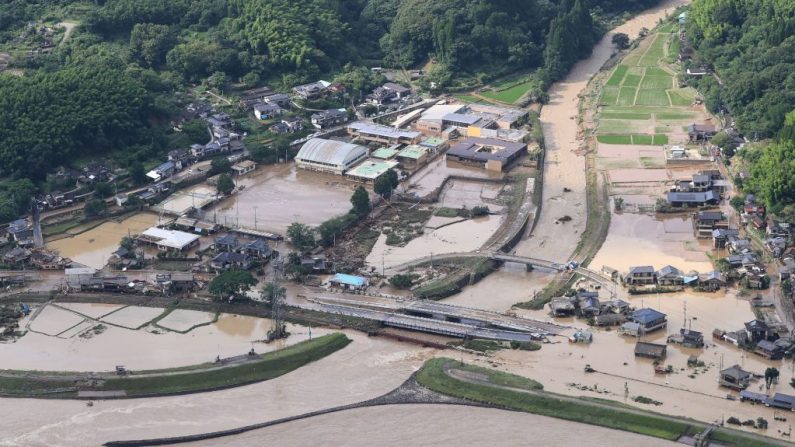 Los edificios están inundados debido a las fuertes lluvias en la prefectura de Kumamoto (Japón) el 4 de julio de 2020. (Foto de STR / JIJI PRESS / AFP vía Getty Images)
