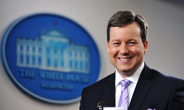 Ed Henry se prepara para hacer un stand-up en el Brady Briefing Room, de la Casa Blanca, en Washington, el 8 de diciembre de 2011. (Mandel Ngan/AFP/Getty Images)