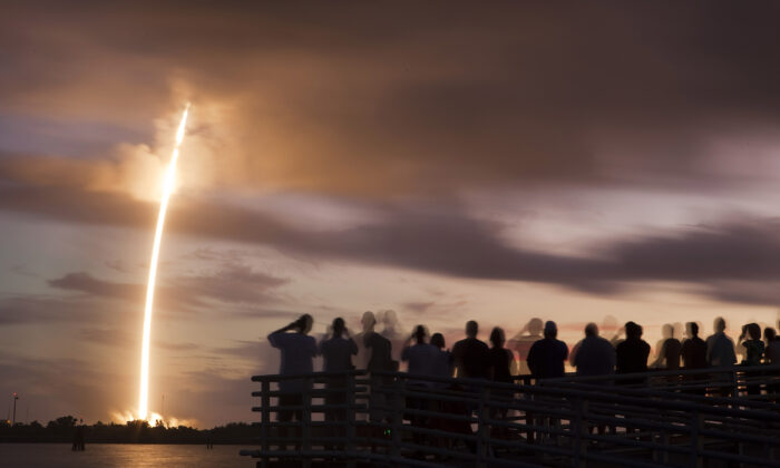 El último cohete GPS Delta II despega de la Base Aérea de Cabo Cañaveral y del lugar de lanzamiento SLC-17A el 17 de agosto de 2009 en Cabo Cañaveral, Florida. (Matt Stroshane/Getty Images)