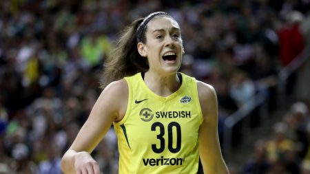 Algunos equipos de la WNBA salen de la cancha durante el himno nacional en el inicio de la temporada