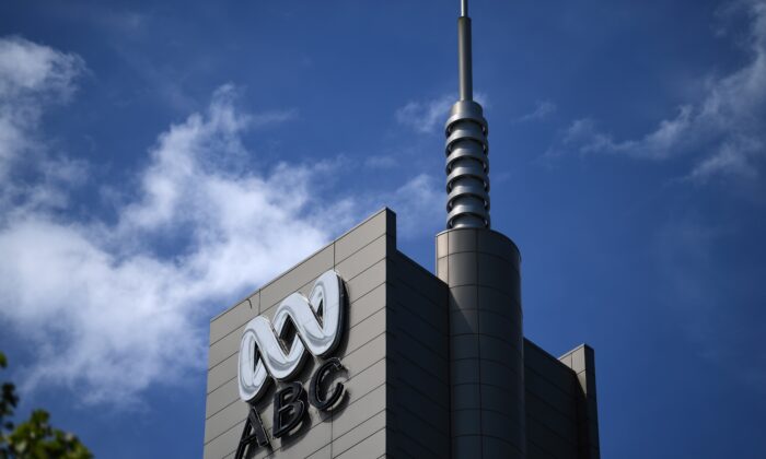 El logotipo de la emisora pública australiana ABC figura en el edificio de su sede en Sídney el 27 de septiembre de 2018. (Saeed Khan/AFP vía Getty Images)