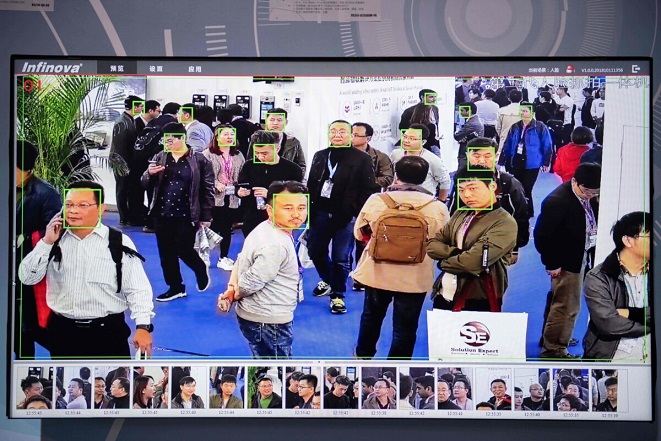 Una pantalla muestra a los visitantes siendo filmados por cámaras de seguridad de AI (Inteligencia Artificial) con tecnología de reconocimiento facial en la 14ª Exposición Internacional de Seguridad Pública de China en el Centro Internacional de Exposiciones de China en Beijing el 24 de octubre de 2018.(Nicolas Asfouri/AFP via Getty Images)