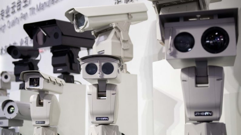 Cámaras de seguridad AI (inteligencia artificial), que usan tecnología de reconocimiento facial, en la 14a Exposición Internacional de Seguridad y Protección Pública de China, en el Centro Internacional de Exposiciones de China, en Beijing, el 24 de octubre de 2018. (Nicolas Asfouri/AFP a través de Getty Images)
