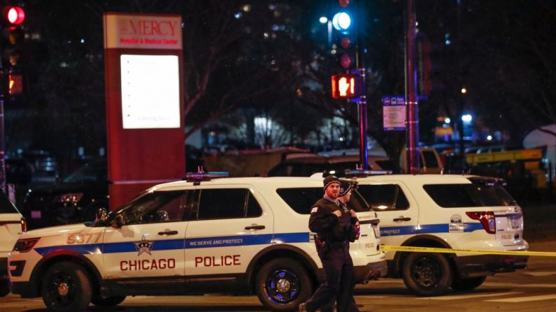 Oficiales de la policía de Chicago monitorean el área fuera del Hospital Chicago Mercy donde un hombre armado abrió fuego el 19 de noviembre de 2018. Imagen de archivo. (KAMIL KRZACZYNSKI / AFP a través de Getty Images)
