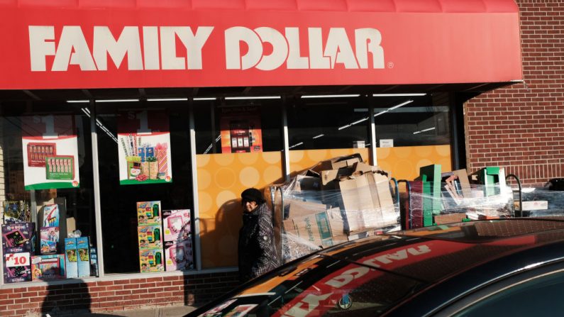 Una mujer pasa por una tienda Family Dollar el 11 de diciembre de 2018 en el barrio de Brooklyn de la ciudad de Nueva York. (Spencer Platt/Getty Images)
