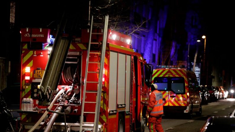 Bomberos cerca de un edificio que se incendió en París, el 5 de febrero de 2019. (Geoffroy Van Der Hasselt/AFP/Getty Images)