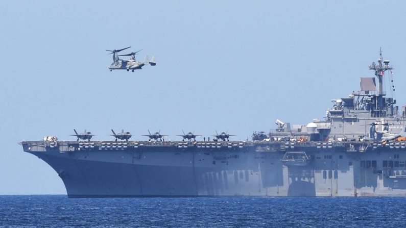 Un V-22 Osprey despega del buque USS Wasp como parte del ejercicio militar conjunto anual de Estados Unidos y Filipinas en las costas de San Antonio, frente al Mar de China Meridional, en la provincia de Zambales (Filipinas), el 11 de abril de 2019. (Ted Aljibe/AFP/Getty Images)