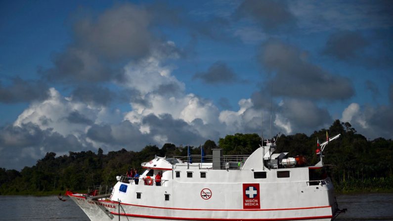 Vista del barco hospital "San Raffaele" navegando por el río San Juan, departamento del Chocó, Colombia, el 24 de abril de 2019. (RAÚL ARBOLEDA/AFP a través de Getty Images)