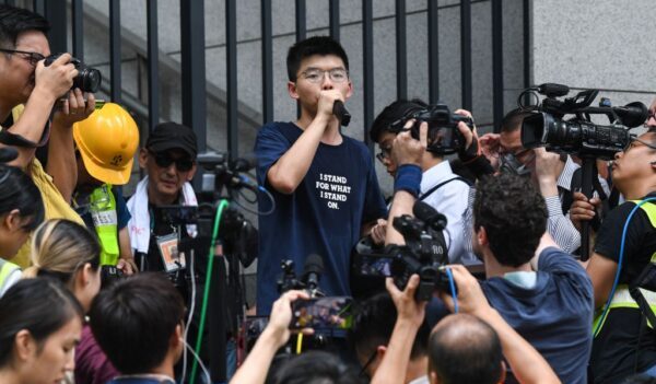 Condenan a activista hongkonés Joshua Wong por participar en vigilia por la masacre de Tiananmen