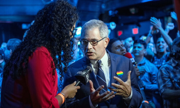 El fiscal de distrito de Filadelfia, Larry Krasner, habla con un periodista en el grupo electoral de la defensora pública Tiffany Caban, en el distrito de Queens de la Ciudad de Nueva York, el 25 de junio de 2019. (Scott Heins/Getty Images)
