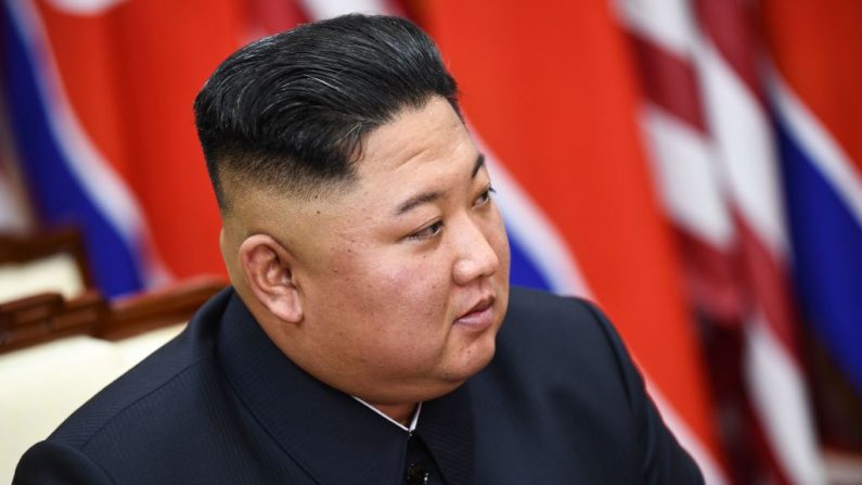 El líder comunista de Corea del Norte, Kim Jong Un, asiste a una reunión con el presidente de Estados Unidos, Donald Trump, en el lado sur de la Línea de Demarcación Militar que divide a Corea del Norte y del Sur, en la Zona de Seguridad Conjunta (JSA) de Panmunjom, en la Zona Desmilitarizada (DMZ), el 30 de junio de 2019. (BRENDAN SMIALOWSKI/AFP a través de Getty Images)