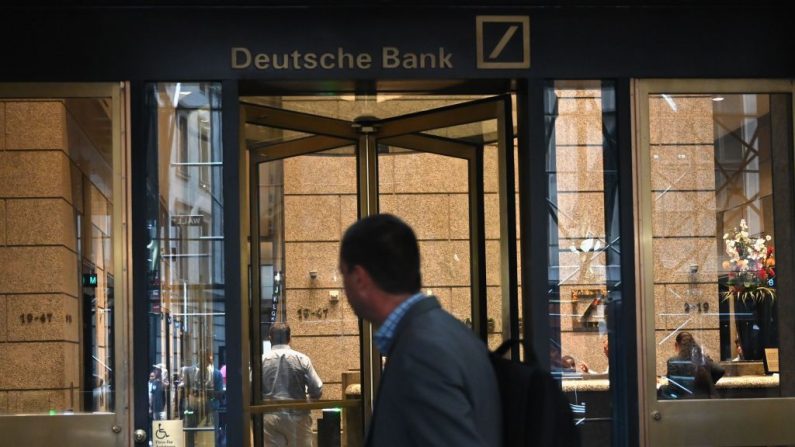 Un hombre es visto fuera de la sede de EE.UU. del Deutsche Bank el 8 de julio de 2019 en la ciudad de Nueva York. (ANGELA WEISS/AFP a través de Getty Images)