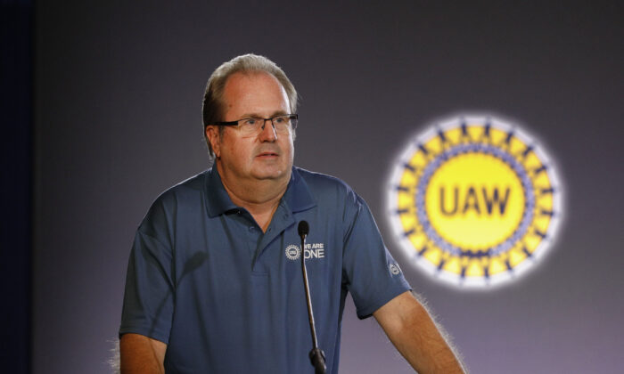 El entonces presidente de United Auto Workers, Gary Jones, habla en la apertura de las conversaciones de contrato GM-UAW de 2019 en Detroit, Michigan, el 16 de julio de 2019. (Bill Pugliano /Getty Images)
