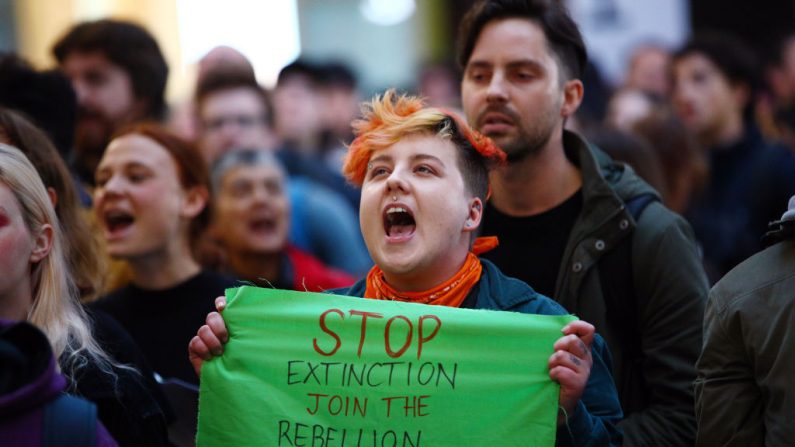 Los manifestantes concientizan sobre el cambio climático en Melbourne Central, Melbourne, Australia, el 6 de septiembre de 2019. (Graham Denholm / Getty Images)