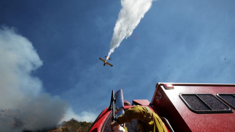 Un avión de extinción de incendios realiza un sobrevuelo de ayuda durante el incendio de Palisades, en el vecindario de Pacific Palisades, el 21 de octubre de 2019, en Los Ángeles, California. (Mario Tama/Getty Images)
