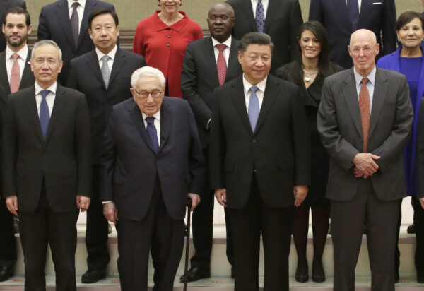 (Izq-Der) El exsecretario del Tesoro de Estados Unidos Henry Paulson, el líder chino Xi Jinping, el exsecretario de Estado de los Estados Unidos Henry Kissinger, y el Viceprimer Ministro chino Liu He y los miembros de una delegación del Foro de la Nueva Economía de 2019, posan para una foto antes de una reunión en el Gran Salón del Pueblo, en Beijing, el 22 de noviembre de 2019. (Jason Lee/POOL/AFP vía Getty Images)