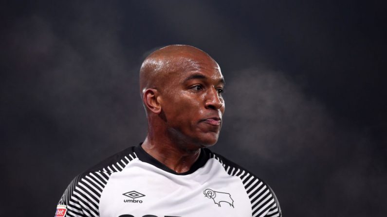 Andre Wisdom del Derby County mira el partido del Campeonato Sky Bet entre el Derby County y los Queens Park Rangers en el Estadio Pride Park el 30 de noviembre de 2019 en Derby, Inglaterra. (Foto de Laurence Griffiths/Getty Images)