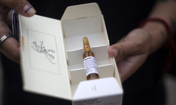 Un individuo transexual muestra una ampolla de testosterona en un hospital de Santiago de Chile el 8 de enero de 2020. (Claudio Reyes/AFP vía Getty Images)