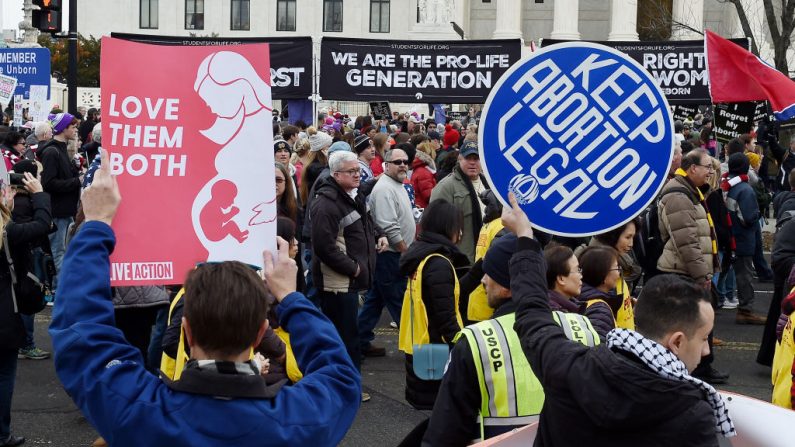 Proaborto y provida se manifiestan frente a la Corte Suprema de Estados Unidos durante la 47 ° Marcha anual por la vida en Washington el 24 de enero de 2020. (Olivier Douliery / AFP/ Getty Images)