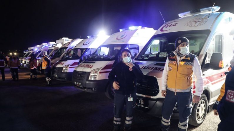 Imagen de las ambulancias y los médicos en Ankara (Turquía) el 1º de febrero de 2020. (Foto de ADEM ALTAN/AFP vía Getty Images)
