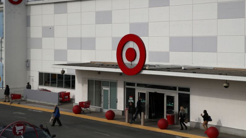 Los clientes salen de una tienda Target el 15 de enero de 2020 en San Francisco, California. (Foto de Justin Sullivan/Getty Images)