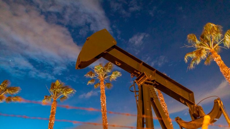 Las bombas de varilla extraen el petróleo del campo petrolífero de Long Beach bajo el parque de pozos Discovery en Signal Hill, California, el 9 de marzo de 2020. (DAVID MCNEW/AFP vía Getty Images)
