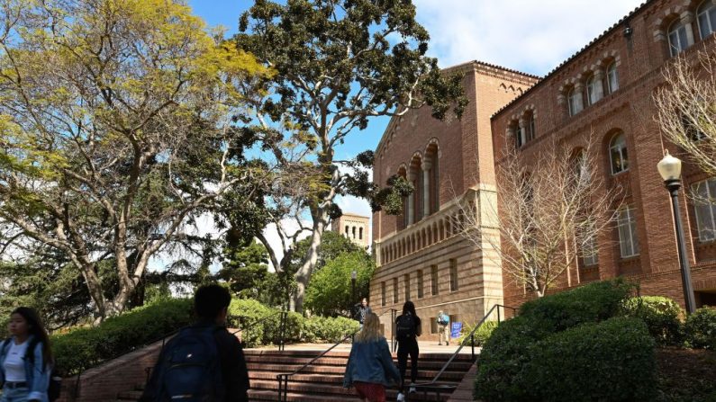 Estudiantes caminan por el campus de la Universidad de California en Los Ángeles (UCLA), California (EE.UU.), el 11 de marzo de 2020. (Foto de ROBYN BECK/AFP vía Getty Images)