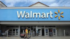 Walmart prohíbe entrada de pareja vista llevando cubiertas faciales con esvásticas nazis