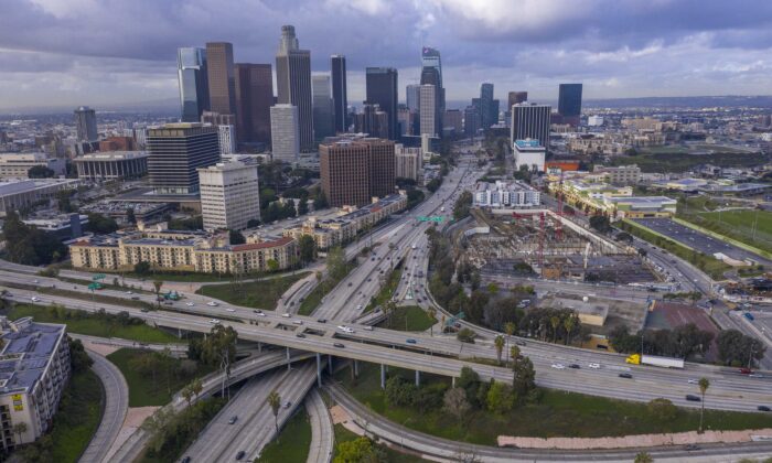 El tráfico fluye más ligero de lo habitual en las autopistas 110 y 101 antes de que las nuevas restricciones entraran en vigor a medianoche del 19 de marzo de 2020, cuando la pandemia de coronavirus se extiendía en Los Ángeles, California. (David McNew/Getty Images)