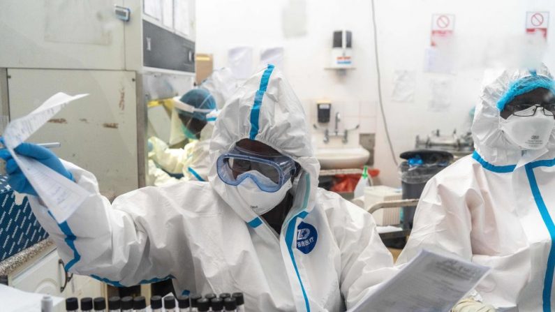 Miembros de la Universidad Nacional de Ciencia y Tecnología (NUST) trabajan en especímenes en un centro de pruebas de laboratorio COVID-19 el 25 de abril de 2020, en el Hospital Mpilo de Bulawayo, Zimbabue. (Foto de ZINYANGE AUNTONY/AFP vía Getty Images)