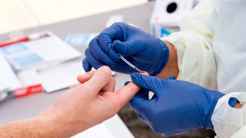 Una enfermera toma una muestra de sangre para una prueba de anticuerpos COVID-19 en Torrance, California, el 5 de mayo de 2020. (Valerie Macon/AFP/Getty Images)