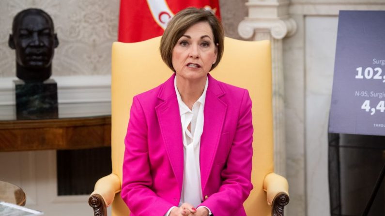 La gobernadora de Iowa, Kim Reynolds, habla durante una reunión con el presidente de los EE.UU. Donald Trump sobre COVID-19 en el Despacho Oval de la Casa Blanca en Washington, DC, el 6 de mayo de 2020. (SAUL LOEB/AFP vía Getty Images)