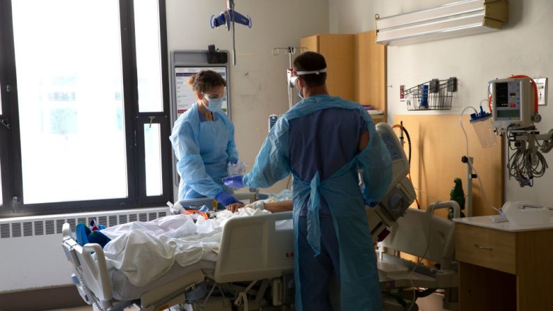 Personal de enfermería administra cuidados a un paciente en la unidad de cuidados agudos COVID en el Centro Médico Harborview en Seattle, Washington. (Karen Ducey/Getty Images)