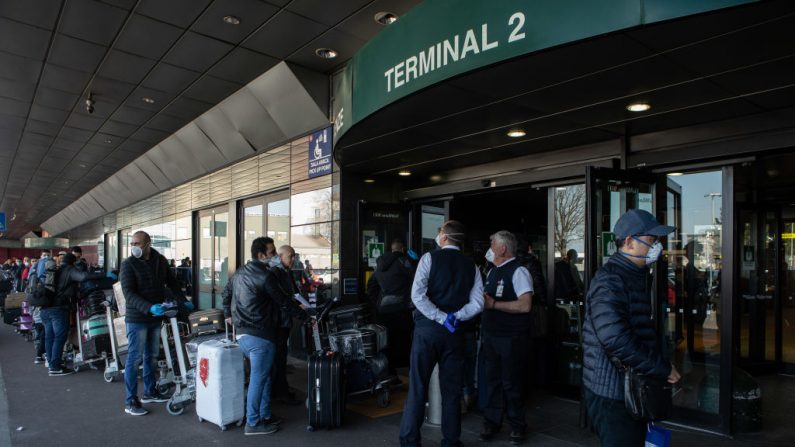 Los pasajeros esperan su turno para facturar en el aeropuerto de Milán - Terminal 2 de Malpensa el 18 de marzo de 2020 en Ferno, cerca de Milán, Italia. (Foto de Emanuele Cremaschi/Getty Images)