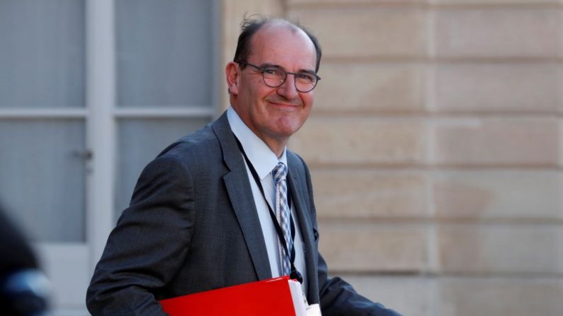 El gestor de la desescalada en Francia, Jean Castex, se va después de una videoconferencia con el presidente francés y los alcaldes franceses en el Palacio del Elíseo en París (Francia). Foto tomada el 19 de mayo de 2020. (Foto de GONZALO FUENTES/POOL/AFP vía Getty Images)