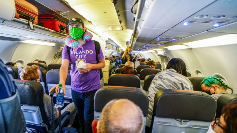  Los pasajeros abordan un vuelo de American Airlines a Charlotte, Carolina del Norte en el aeropuerto internacional de San Diego el 20 de mayo de 2020 en San Diego, California.(Sandy Huffaker/Getty Images)
