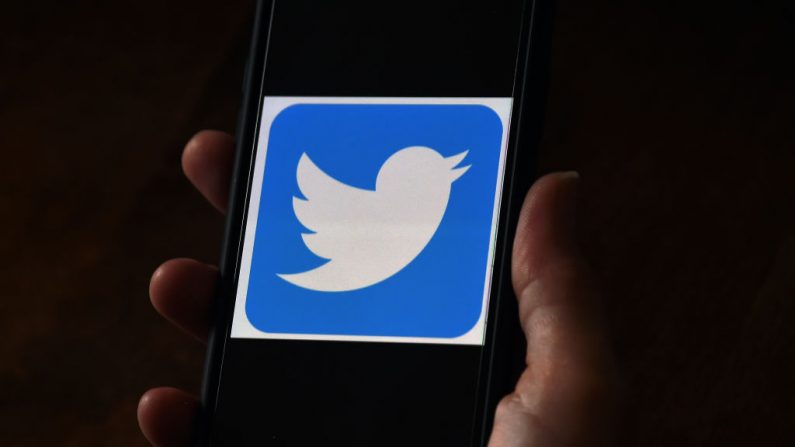 En esta ilustración fotográfica, un logo de Twitter aparece en un teléfono móvil el 27 de mayo de 2020, en Arlington, Virginia.(OLIVIER DOULIERY/AFP vía Getty Images)