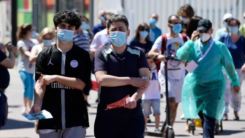 La gente se va después de hacerse un análisis de sangre en un punto de prueba temporal de COVID-19 en Torrejón de Ardoz, Madrid (España), el 29 de mayo de 2020. (Javier Soriano/AFP vía Getty Images)