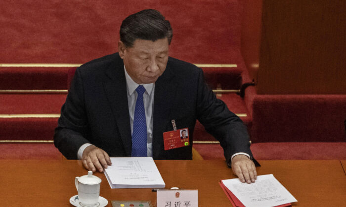 El líder chino Xi Jinping prepara sus documentos en la sesión de clausura del Congreso de la legislatura títere del régimen en Beijing, China, el 28 de mayo de 2020. (Kevin Frayer/Getty Images)